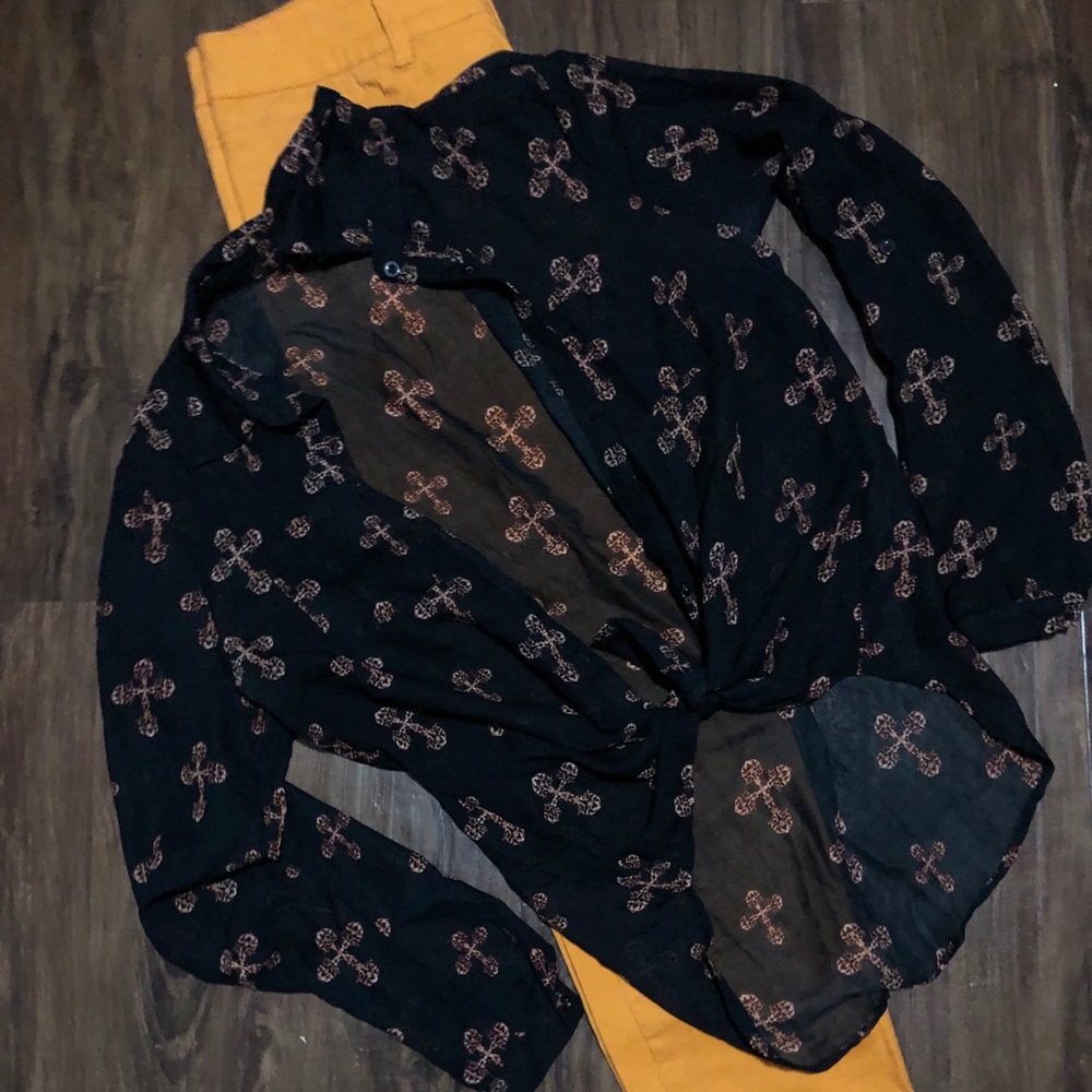 𝔽𝔸𝕃𝕃 𝕆𝕌𝕋𝔽𝕀𝕋•Orange skinny’s+Cross Blouse
